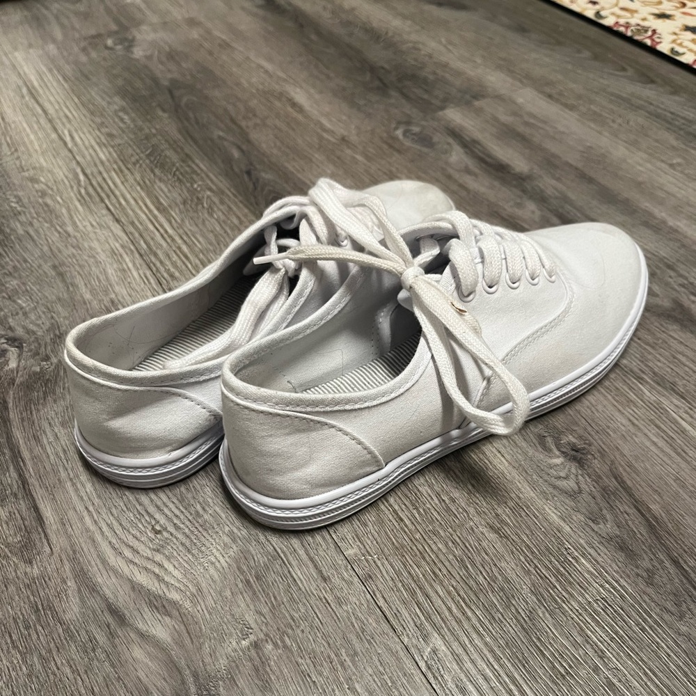 Universal Thread white sneakers, size women’s 7.5